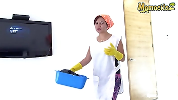 MAMACITAZ - एक गर्म लैटिना नौकरानी के साथ सींग का पर्यटक अपने होटल के कमरे में पीओवी सेक्स किया है - Rosa Roca