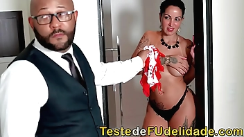 Elisa Sanches transando com seu colega de trabalho