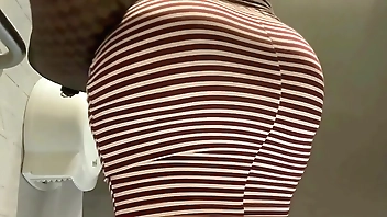 CAMARA OCULTA EN BAÑO PUBLICO(MEANDO)