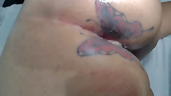 MARY BUTTERFLY feliz e sorridente sendo arregaçada e fodida por  amigo sem camisinha, entope o cú de porra  que chega a escorrer, tudo isso na frente do corninho que filma tudo