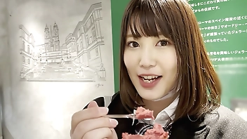 【現役陸上部のJ●とお忍びコーチングで生中出し！】食欲旺盛でちょっと抜けてる「れなちゃん」と新宿食べ歩きデート！トレーニングで凝った身体をほぐす建前でいろんなところをボディタッチ！抵抗してこなかったので、いろんなところを揉みしだいてるうちにスイッチが入っちゃいました！