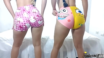 Padrastro le parte el culo a su dos hijastras, esto es lo que hace un padrastro cuando convive solos con su dos hijastras la convierten en su zorra ful creampie en el culo grande de sus hijastras