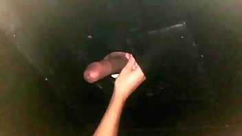 Novinha na Gloryhole 2