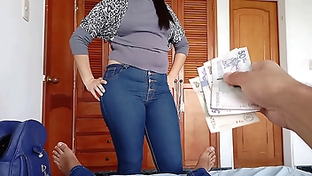 Le Ofrezco Dinero para follarla antes que salga con sus amigas, me chupo bien rico la polla y yo le entregue todo lo que tengo, casi nos descubren