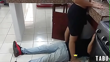 El plomero engreído metió la pipa en el culo del travieso de esposa infiel, esposa traviesa pone los cuernos con el plomero, seduciendo al plomero que me destape la cañeria. Y