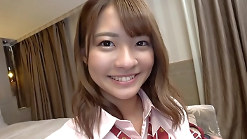 ハメ撮り　学園一の歌姫。マジで可愛いおっとり系美女JKがマイクの代わりにチンコを握って、ベッドの上で大絶唱の甘きゅんSEX。https://bit.ly/35DzckA