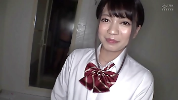 ハメ撮り　超敏感ちっぱいJK。ちっちゃいおっぱいは少し触っただけでビクンビクン。彼氏の早漏チンポのせいで欲求不満な身体を開放させる浮気セックス。　https://bit.ly/3IQXHJj