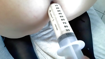 Clistere con latte caldo e frustate