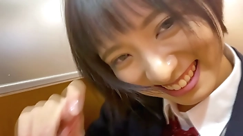 ハメ撮り　顔がちいさくアイドル級の可愛さを持つ美人JKと制服を着たままハメ撮りセックス。貧乳×制服がとんでもなくエロいので必見。敏感な乳首を責めまくり。 https://bit.ly/3n642I0