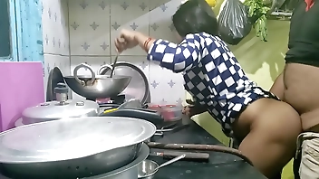 गाव से आही मेड को कुछ पत्ता नही था तो मालिक ने उसी का फायदा उटाया और मेड को चोद दिया(हिन्दी क्लीयर ऑडियो)