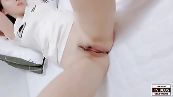 นัดชายเดี่ยวมาเย็ดที่ห้องตอนผัวไม่อยู่