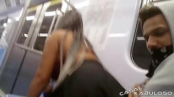 Dando uma rapidinha dentro do metrô - Caah Kabulosa - Vinny Kabuloso