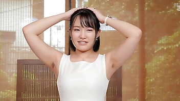 「風にそよぐ卑猥なムダ毛は決してムダではありません」腋毛美人妻が見せるバンザイ中出しセックス！！小沢鈴音さん30歳、初めてのAV出演　＜ダイジェスト付き＞