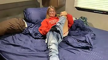 Homemade video of skinny wife getting her hairy pussy creampied