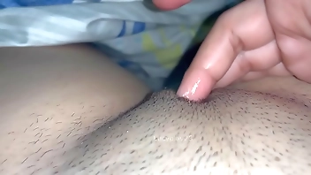 She knows that she is hot and she records herself in the foreground listen to these sounds very tasty and relax enjoy