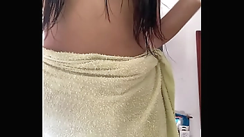 This innocent girl drops the towel. Spy camera. Tenns18